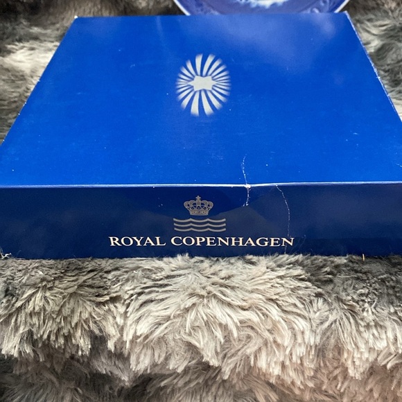 Royal Copenhagen 1992 Queen's Carriage Year Plate - Picture 9 of 16